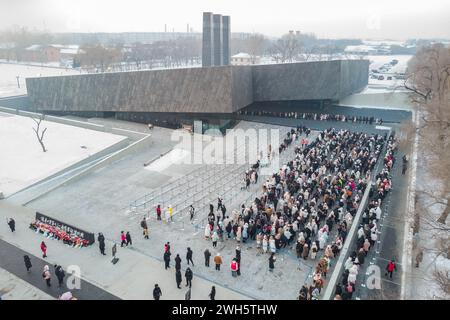Harbin. 25 gennaio 2024. Una foto aerea scattata il 25 gennaio 2024 mostra le persone in attesa di fare la fila per visitare la Exhibition Hall of Evidence of Crimes commessi dall'unità 731 dell'esercito imperiale giapponese a Harbin, nella provincia di Heilongjiang nella Cina nord-orientale. Crediti: Xie Jianfei/Xinhua/Alamy Live News Foto Stock