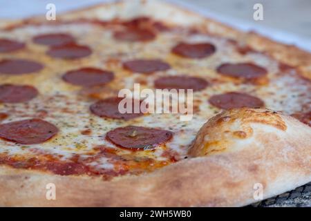 pizza al peperoni su fondo in marmo. Foto Stock