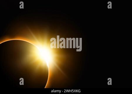 Eclissi solare totale. Sunbeam sul cielo nero Foto Stock