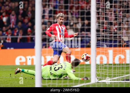 Antoine Griezmann dell'Atletico de Madrid e Julen Agirrezabala dell'Athletic Club durante la Coppa di Spagna, Copa del Rey, partita di calcio semifinale di 1a tappa tra l'Atletico de Madrid e l'Athletic Club de Bilbao il 7 febbraio 2024 allo stadio Civitas Metropolitano di Madrid, Spagna Foto Stock