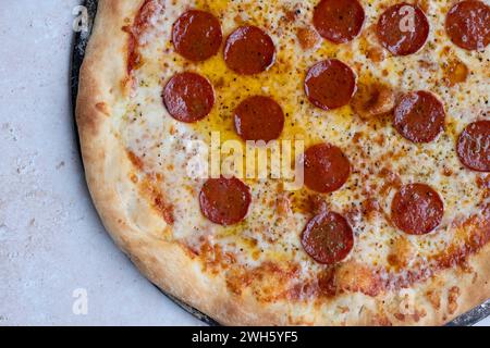 pizza al peperoni su fondo in marmo. Foto Stock