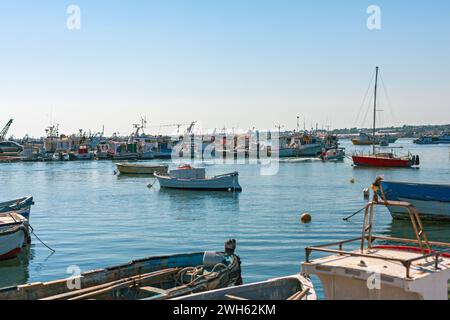 Barche che riposano nel porto di Portopalo Foto Stock