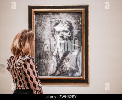 Londra, Regno Unito. 8 febbraio 2024. Autoritratto, 1958, carbone e gesso su carta la mostra al Courtauld è la prima volta che un gruppo così consistente di teste di carbone del dopoguerra è stato riunito, attingendo da collezioni pubbliche e private, comprese opere che raramente sono state esposte prima. 9 febbraio - 27 maggio 2024. Crediti: Paul Quezada-Neiman/Alamy Live News Foto Stock