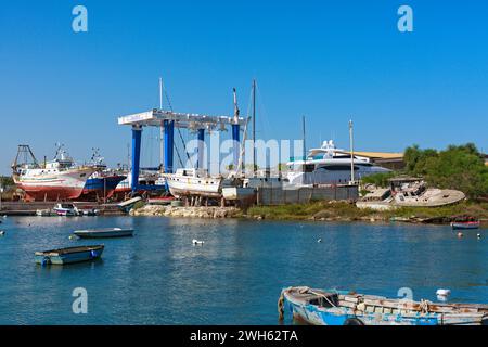 Barche che riposano nel porto di Portopalo Foto Stock