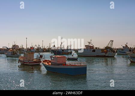 Barche che riposano nel porto di Portopalo Foto Stock