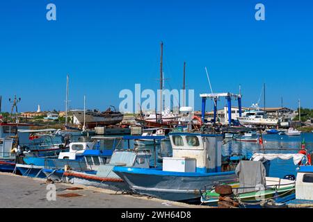 Barche che riposano nel porto di Portopalo Foto Stock
