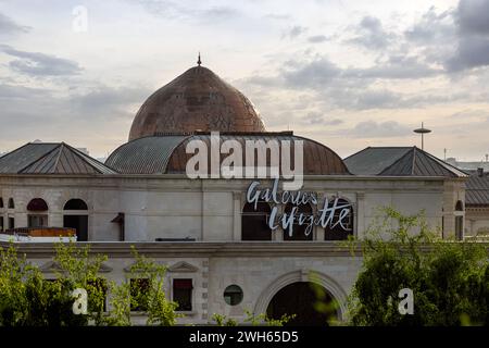 Doha, Qatar - 1 febbraio 2024: Vista del villaggio culturale Katara delle Galeries Lafayette, Katara Mall popolare destinazione turistica a Doha, Qatar Foto Stock