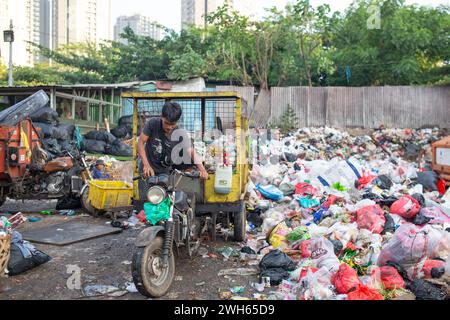 Giacarta, Indonesia - 8 febbraio 2024: Un uomo non identificato che lavora presso il punto di raccolta rifiuti di Giacarta, Indonesia. Foto Stock