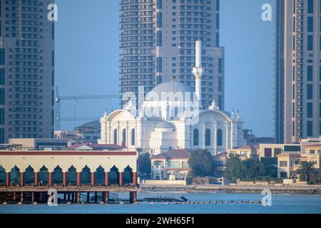 Doha, Qatar - 1 febbraio 2024: La moschea Hamad bin Jassim di Pearl Qatar, di recente apertura Foto Stock