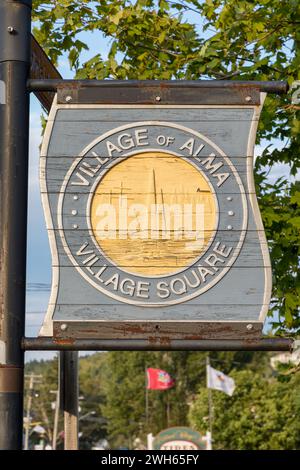 Alma, Canada - 31 agosto 2017: Insegna scolpita per il villaggio di Alma, nuovo Brunswick, Canada. Un pittoresco villaggio di pescatori nella Baia di Fundy. Foto Stock