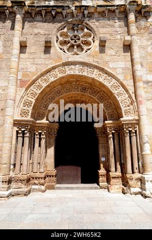 Città di Zamora, chiesa di San Juan de Puerta Nueva o chiesa di San Juan Bautista (romanico 12 ° secolo). Portale. Castilla y Leon, Spagna. Foto Stock