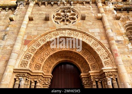 Città di Zamora, chiesa di San Juan de Puerta Nueva o chiesa di San Juan Bautista (romanico 12 ° secolo). Portale. Castilla y Leon, Spagna. Foto Stock