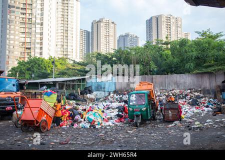 Giacarta, Indonesia - 8 febbraio 2024: Un uomo non identificato che lavora presso il punto di raccolta rifiuti di Giacarta, Indonesia. Foto Stock