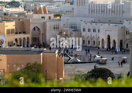 Doha, Qatar - 1 febbraio 2024: Vista del villaggio culturale Katara delle Galeries Lafayette, Katara Mall popolare destinazione turistica a Doha, Qatar Foto Stock
