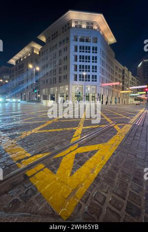 Doha, Qatar - 31 gennaio 2024: Veduta notturna dell'architettura degli edifici di Mushreib Downtown Doha durante l'AFC Cup 2023. Foto Stock