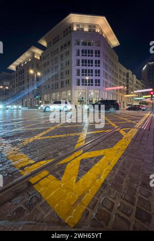 Doha, Qatar - 31 gennaio 2024: Veduta notturna dell'architettura degli edifici di Mushreib Downtown Doha durante l'AFC Cup 2023. Foto Stock