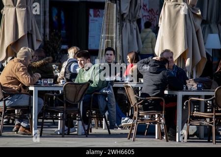 Ristorante affollato sulle strade di Belgrado, gente che si gode una bella giornata di sole, beve e pranzi, buona compagnia Foto Stock