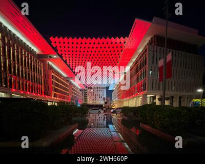 Doha, Qatar - 31 gennaio 2024: Veduta notturna dell'architettura degli edifici di Mushreib Downtown Doha durante l'AFC Cup 2023. Foto Stock