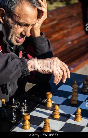 Anziani pensionati che giocano a statuette a scacchi nel parco pubblico di Belgrado, bella giornata di sole Foto Stock