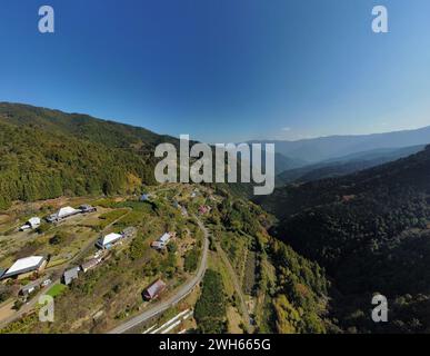 Vista aerea delle case e delle colline ondulate nella prefettura di Tokushima, in Giappone Foto Stock