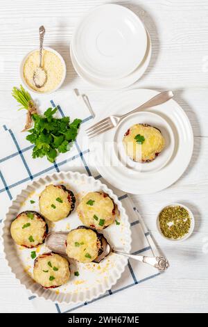 mini pizze di melanzane senza glutine e carboidrati con salsa marinara, mozzarella, jack di monterey e parmigiano su piatto bianco con forchetta e bakin Foto Stock