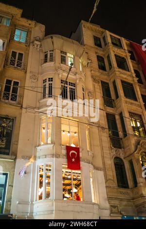 Uno sguardo senza tempo sul passato di Istanbul con un vecchio edificio che mostra fascino storico, architettura iconica ed eleganza vintage. Foto Stock