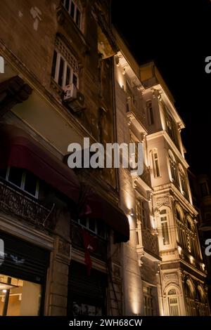 Uno sguardo senza tempo sul passato di Istanbul con un vecchio edificio che mostra fascino storico, architettura iconica ed eleganza vintage. Foto Stock