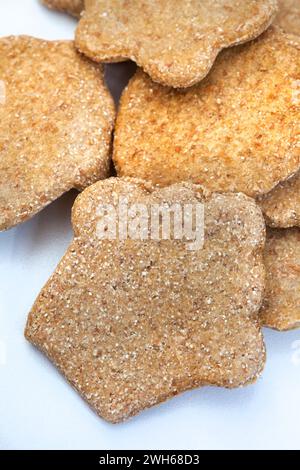 il cane fatto in casa tratta con la terra diatomacea per benefici per la salute, de worming e controllo parassita. Foto Stock