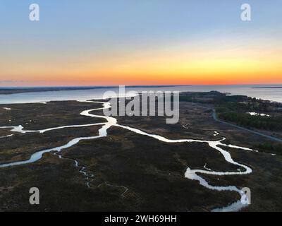 Una vista aerea di Mount Vernon, Maryland, al tramonto dorato, che proietta un bel bagliore sulle paludi Foto Stock