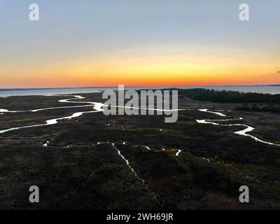 Una vista aerea di Mount Vernon, Maryland, al tramonto dorato, che proietta un bel bagliore sulle paludi Foto Stock