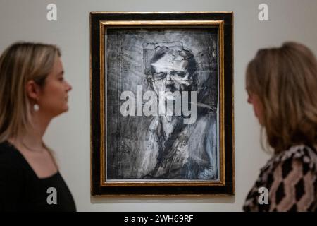 Londra, Regno Unito. 8 febbraio 2024. Membri dello staff con "Autoritratto", 1958, di Frank Auerbach in anteprima di una mostra di teste ritratte in carbone di Frank Auerbach, presentate insieme per la prima volta alla Courtauld Gallery di Londra. Diciassette disegni sono mostrati accanto a una selezione di sei dipinti Auerbach realizzati con le stesse sitter. Lo spettacolo si svolge dal 9 febbraio al 27 maggio 2024. Crediti: Stephen Chung / Alamy Live News Foto Stock