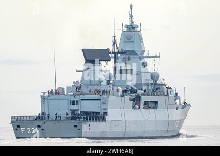 Wilhelmshaven, Germania. 8 febbraio 2024. La fregata "Assia" parte dal porto. La nave della Bundeswehr salpa da Wilhelmshaven per aiutare a proteggere le navi mercantili nel Mar Rosso dagli attacchi della milizia Houthi sostenuta dall'Iran. Credito: Sina Schuldt/dpa/Alamy Live News Foto Stock