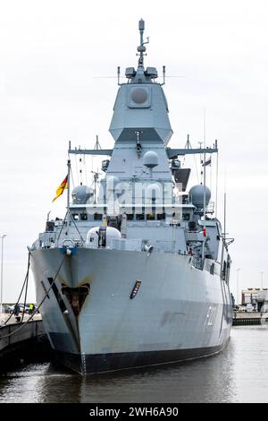 Wilhelmshaven, Germania. 8 febbraio 2024. La fregata "Assia" si trova nel porto prima della partenza. La nave della Bundeswehr salpa da Wilhelmshaven per aiutare a proteggere le navi mercantili nel Mar Rosso dagli attacchi della milizia Houthi sostenuta dall'Iran. Credito: Sina Schuldt/dpa/Alamy Live News Foto Stock