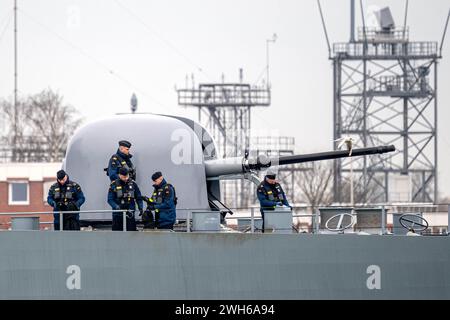 Wilhelmshaven, Germania. 8 febbraio 2024. La fregata "Assia" parte dal porto. La nave della Bundeswehr salpa da Wilhelmshaven per aiutare a proteggere le navi mercantili nel Mar Rosso dagli attacchi della milizia Houthi sostenuta dall'Iran. Credito: Sina Schuldt/dpa/Alamy Live News Foto Stock