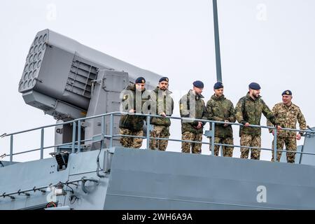 Wilhelmshaven, Germania. 8 febbraio 2024. L'equipaggio della fregata "Assia" in partenza dal porto. La nave della Bundeswehr salpa da Wilhelmshaven per aiutare a proteggere le navi mercantili nel Mar Rosso dagli attacchi della milizia Houthi sostenuta dall'Iran. Credito: Sina Schuldt/dpa/Alamy Live News Foto Stock