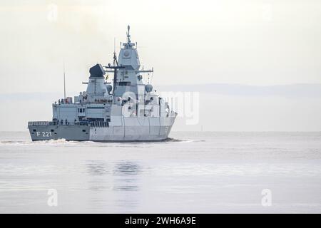 Wilhelmshaven, Germania. 8 febbraio 2024. La fregata "Assia" lascia il porto. La nave della Bundeswehr salpa da Wilhelmshaven per aiutare a proteggere le navi mercantili nel Mar Rosso dagli attacchi della milizia Houthi sostenuta dall'Iran. Credito: Sina Schuldt/dpa/Alamy Live News Foto Stock