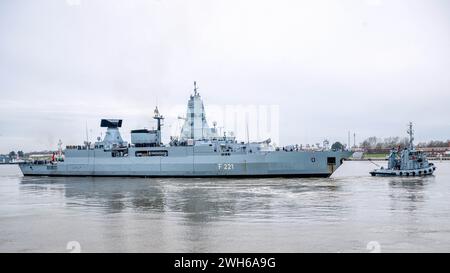 Wilhelmshaven, Germania. 8 febbraio 2024. La fregata "Assia" parte dal porto. La nave della Bundeswehr salpa da Wilhelmshaven per aiutare a proteggere le navi mercantili nel Mar Rosso dagli attacchi della milizia Houthi sostenuta dall'Iran. Credito: Sina Schuldt/dpa/Alamy Live News Foto Stock