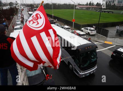 Santa Clara, Stati Uniti. 4 febbraio 2024. I fan dei San Francisco 49ers si riuniscono lungo Stars e Stripes Drive per tifare contro i 49ers mentre lasciano la struttura di allenamento di Levi sulla strada per il Super Bowl LVIII a Las Vegas al Levi's Stadium di Santa Clara, California, domenica 4 febbraio 2024. Nove autobus hanno lasciato la struttura, due a quest'ora. Non si sa chi fosse su questi autobus. (Foto di Nhat V. Meyer/Bay area News Group/TNS/Sipa USA) credito: SIPA USA/Alamy Live News Foto Stock