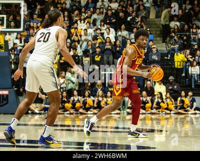 Haas Pavilion. 7 febbraio 2024. La guardia della CALIFORNIA U.S.A.USC Bronny James (6) cerca di passare la palla durante la partita di basket maschile NCAA tra USC Trojans e i California Golden Bears. La California ha battuto la USC 83-77 ai tempi supplementari all'Haas Pavilion. Thurman James/CSM/Alamy Live News Foto Stock