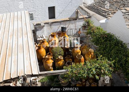 Grandi anfore in terracotta smaltata in vendita all'aperto Foto Stock