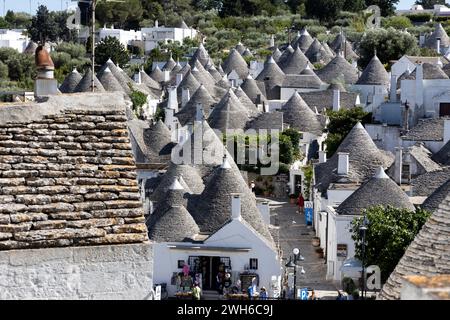 ALBEROBELLO, ITALIA, 11 LUGLIO 2022 - Vista del paese di Alberobello, provincia di Bari, Puglia, Italia Foto Stock