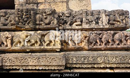 Pannelli intagliati di Yali, Elefanti, Shiva Parvati e Lord Ganesha sul Tempio di Shri Pataleshwar, Malhar, Bilaspur, Chhattisgarh, India. Foto Stock