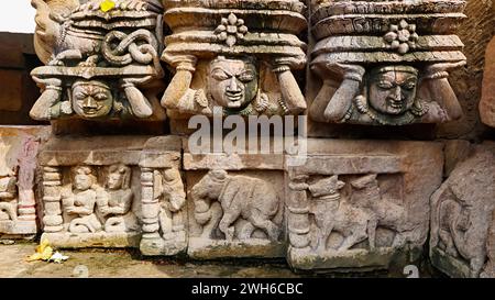 Incisioni pannelli di Kichak con pilastri, Nandi e Gaj sul tempio di Shri Pataleshwar, Malhar, Bilaspur, Chhattisgarh, India. Foto Stock