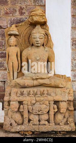 Statua di Mahavir Jain nel campus del Tempio di Shri Pataleshwar, Malhar, Bilaspur, Chhattisgarh, India. Foto Stock