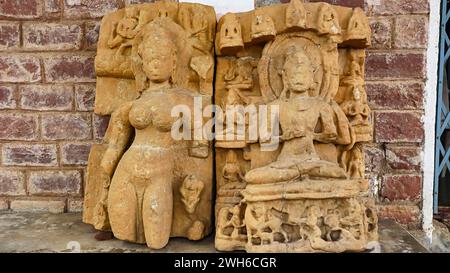 Statua del Buddha e Yokshi nel campus del Tempio di Shri Pataleshwar, Malhar, Bilaspur, Chhattisgarh, India. Foto Stock