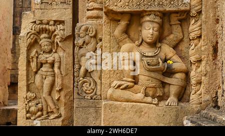 Sculture di Kichak sul tempio Bhima Kichak, Malhar, Bilaspur, Chhattisgarh, India. Foto Stock