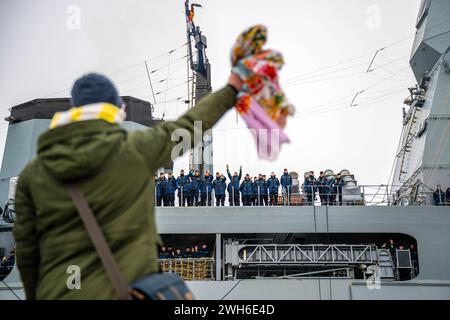 Wilhelmshaven, Germania. 8 febbraio 2024. I membri saltano mentre la fregata "Assia" parte. La nave della Bundeswehr salpa da Wilhelmshaven per aiutare a proteggere le navi mercantili nel Mar Rosso dagli attacchi della milizia Houthi sostenuta dall'Iran. Credito: Sina Schuldt/dpa/Alamy Live News Foto Stock