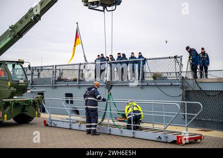 Wilhelmshaven, Germania. 8 febbraio 2024. La fregata "Assia" è in preparazione per la partenza. La nave della Bundeswehr salpa da Wilhelmshaven per aiutare a proteggere le navi mercantili nel Mar Rosso dagli attacchi della milizia Houthi sostenuta dall'Iran. Credito: Sina Schuldt/dpa/Alamy Live News Foto Stock