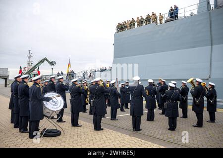 Wilhelmshaven, Germania. 8 febbraio 2024. Il Wilhelmshaven Naval Music Corps suona durante la partenza della fregata "Hessen". La nave della Bundeswehr salpa da Wilhelmshaven per aiutare a proteggere le navi mercantili nel Mar Rosso dagli attacchi della milizia Houthi sostenuta dall'Iran. Credito: Sina Schuldt/dpa/Alamy Live News Foto Stock