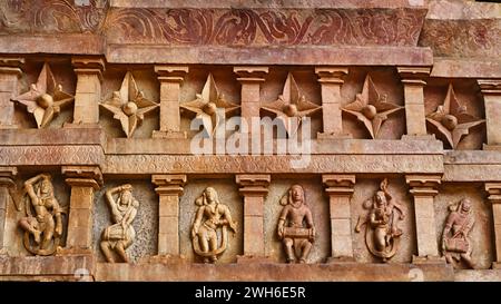 Pannelli di fiori intagliati e sculture di musicisti sul tempio Kakatiya Rudreshwara, Palampet, Warangal, Telangana, India. Foto Stock